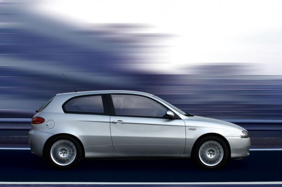  Alfa Romeo 147 3-Door (937A) 2004 года  (фото 21 из 48)